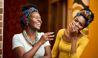 两个女人在五颜六色的衣服,笑着,笑着
